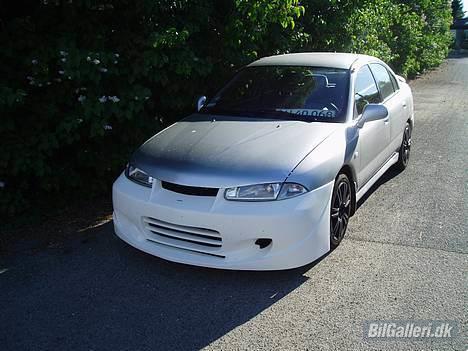 Mitsubishi Carisma - SOLGT  - Så kom kofangeren endelig på... billede 1