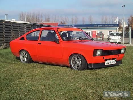 Opel Kadett C Coupé *SOLGT* - Farven ser mærkelig ud på det billede her, ved ik lige hvorfor :S Skod kamera! billede 3