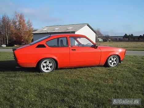 Opel Kadett C Coupé *SOLGT* - Farven ser mærkelig ud på det billede her, ved ik lige hvorfor :S Skod kamera! billede 4