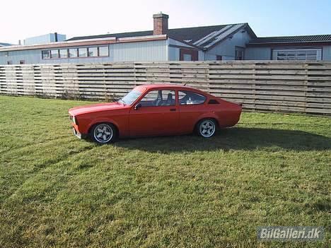 Opel Kadett C Coupé *SOLGT* - Farven ser mærkelig ud på det billede her, ved ik lige hvorfor :S Skod kamera! billede 5