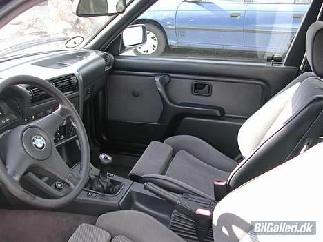 BMW 320i 24v Vanos SOLGT - På billedet er kabinen dog med det gamle rat i... billede på vej med det nye Mtech2 rat billede 5