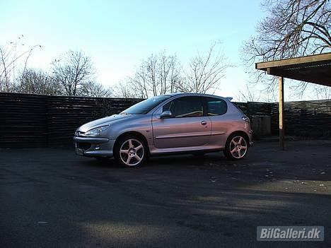 Peugeot 206 S16 GT - Sådan startede det hele.. Jeg var så heldig at dørlister, spejle osv. allerede var indfarvet.. Og så havde den 17" alu på... billede 11