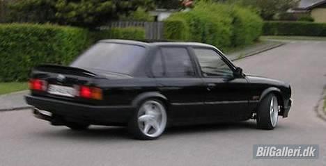 BMW 325i - Raceren fra en fed vinkel....af sti af sted går det! ;-) billede 1