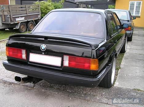 BMW 325i - Her ses den bagfra, den lille racer... billede 5