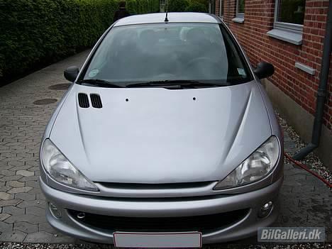 Peugeot 206 - Emblemfri front, mangler sorte forlygter så ser den ond ud. billede 2