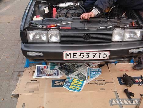 VW Scirocco - Et billede forfra under motorskiftet.. (Se forskel på de gamle lygter og de nye) billede 6