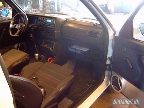 VW Golf 2 GTI        (SOLGT) - Lige et kig ind i førerhuset, ikke noget stort at vise frem her... billede 3