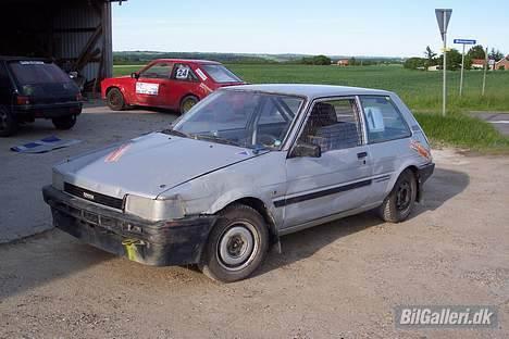 Toyota Corolla (folkeracer)*DØD* - Fin :o) og så er det min fars gamle eskort der står bagved (død)... billede 1