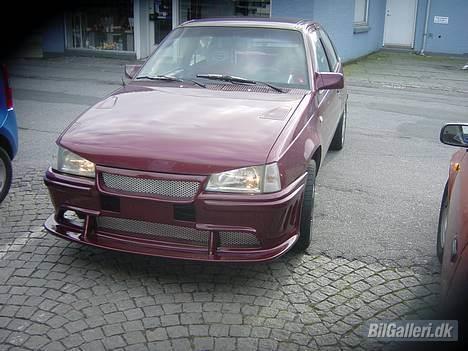 Opel Kadett E Skrottet - Så fik jeg mig en ny kofanger da jeg havde lavet for mange flæk i den gamle (det var jo min første bil) billede 4