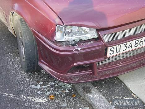 Opel Kadett E Skrottet - Fandme om der så ikke er en der bakker ind i den med en varevogn.. Det kan hverken glasfiber, forlygter, blink, kølerhjelm eller skærm jo ikk holde til billede 5
