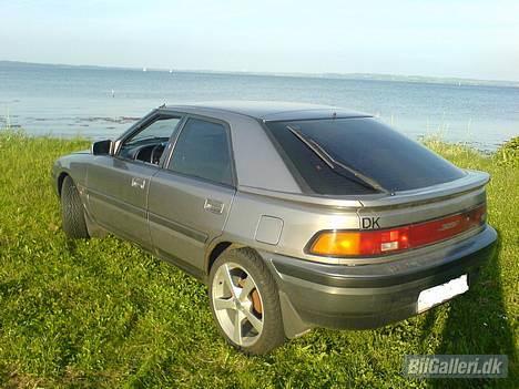 Mazda 323F SOLGT billede 3