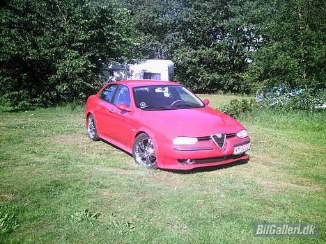 Alfa Romeo 156 ... Solgt - nylakeret i rød med glimmer effekt....ser cool ud i solskin... ses ik så godt på billederne billede 1