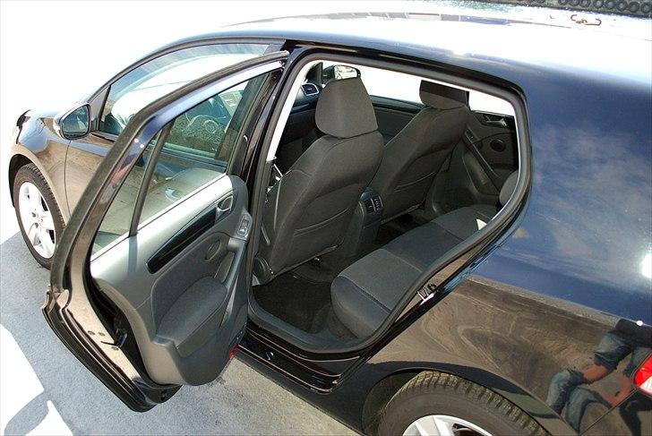 VW Golf 6 - 1,4 TSI - Masser af benplads bag, selvom sædet er indstillet til mine 1,91 m. billede 5