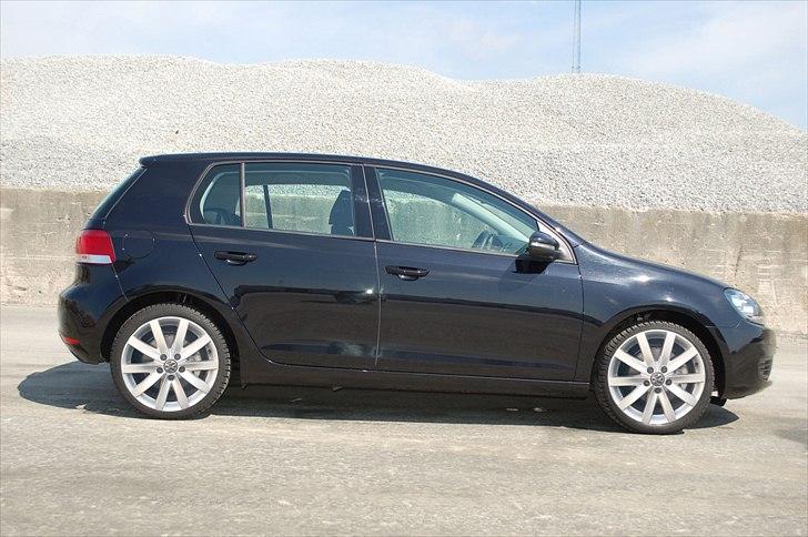 VW Golf 6 - 1,4 TSI - Så mangler jeg bare at få købt et sæt 17 tommer VW Porto fælge så er jeg tilfreds med bilen. billede 11