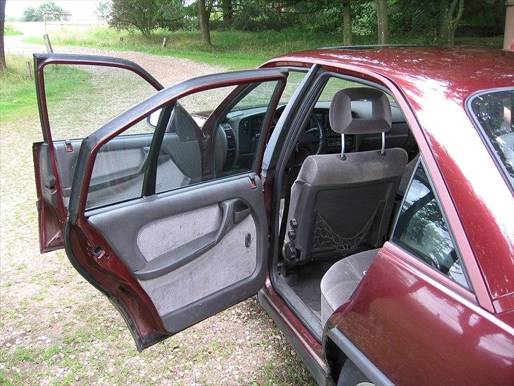 Opel Omega A 2,0i CD >Solgt< billede 9