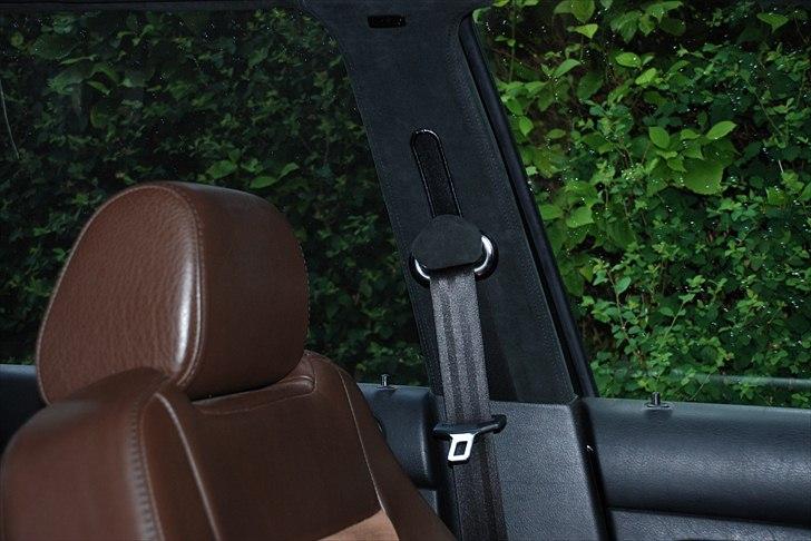 VW Golf 4 TDI Variant  - Så fik jeg endelig lavet mine sele beslag - sort plastic og alcantara.   billede 14