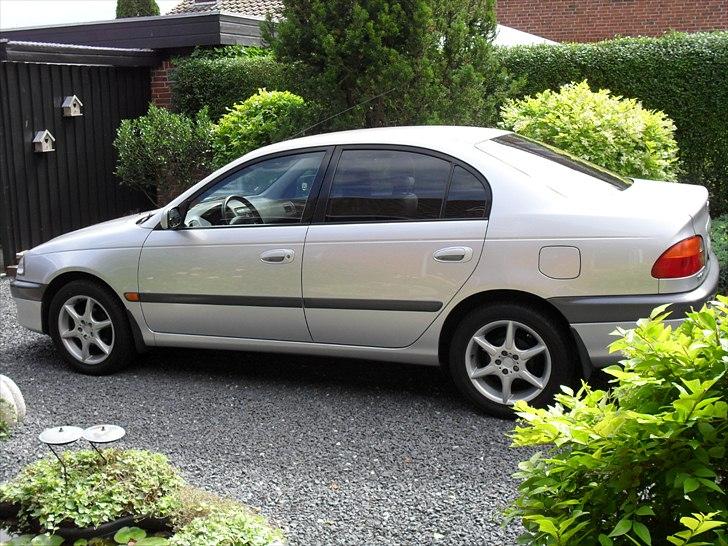 Toyota Avensis Luna 4d **SOLGT** billede 1