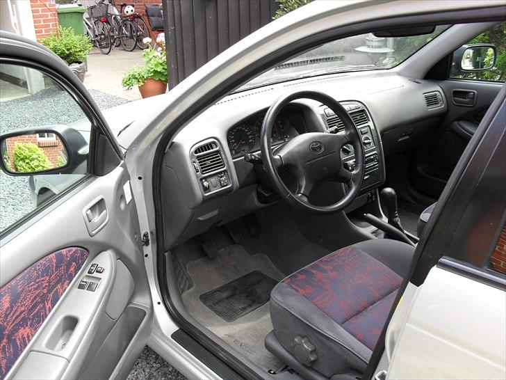 Toyota Avensis Luna 4d **SOLGT** billede 2