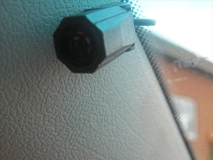 Seat Ibiza 1.8T Cupra byttet - Nogle der ved hva det her er? Der sidder sådan en i hver side på A-stolpen. Og så er der en rød diode nede ved ratstammen. Så jeg tror måske det er en alarm? billede 8