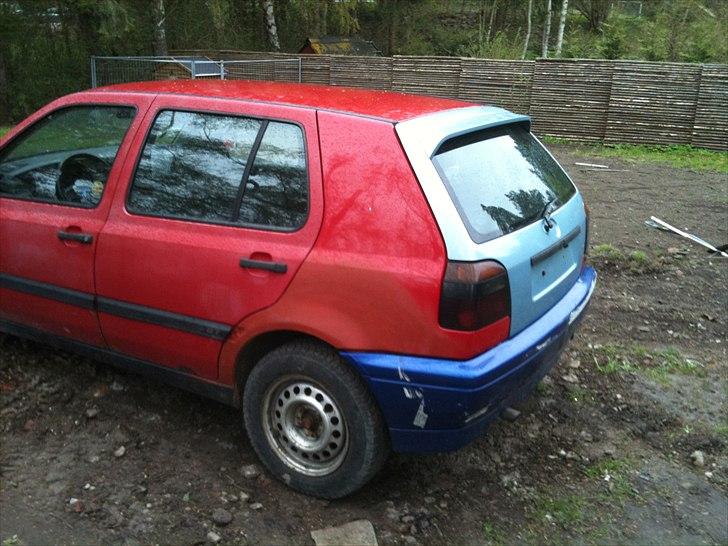 VW golf 3 SOLGT - Bilen var helt rød til at starte med men har sat ny bagklap  på her, billede 9