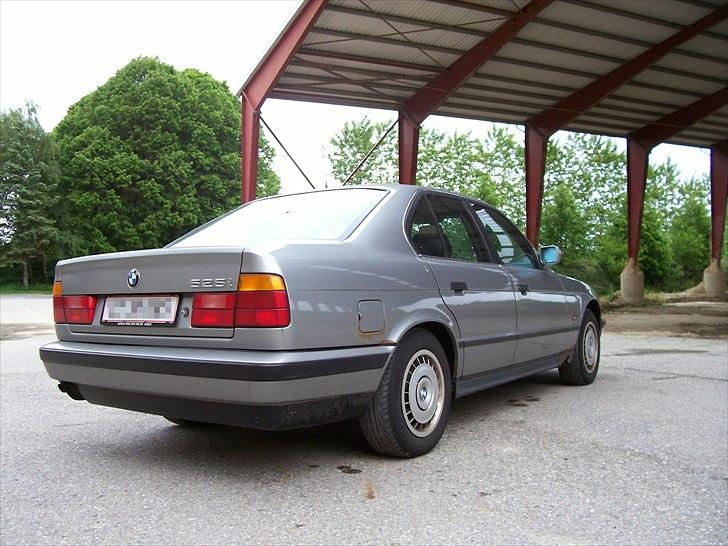 BMW 525i E34 - Her kan man se lidt af rusten rundt om tankdækslet, bliver lavet sammen med 2 nye forskærme.. billede 5