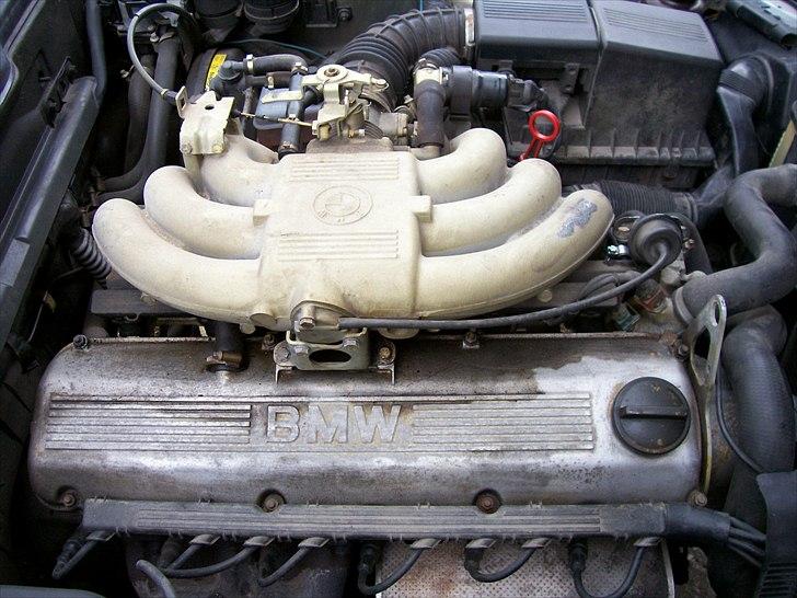 BMW 525i E34 - Skal have stillet ventiler og malet ventildækslet.. billede 8