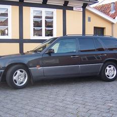 Mercedes Benz 124  250 TD - Solgt