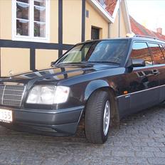Mercedes Benz 124  250 TD - Solgt