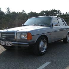 Mercedes Benz W123 230E Aut. Solgt