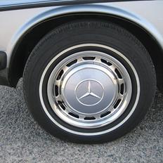 Mercedes Benz W123 230E Aut. Solgt