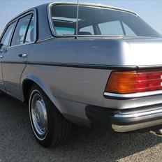 Mercedes Benz W123 230E Aut. Solgt