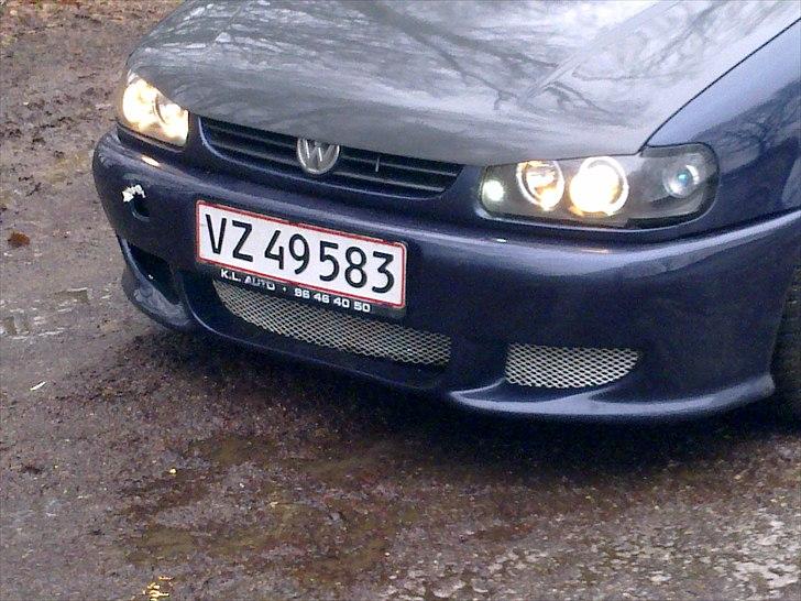 VW Polo 6n  - front kofangeren gik i stykker da jeg røg ind i en bunke sne billede 2