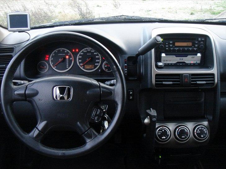 Honda CR-V 2,0 aut. Executive - Enkelt og funktionelt. Bemærk det blærede ratgear. billede 7