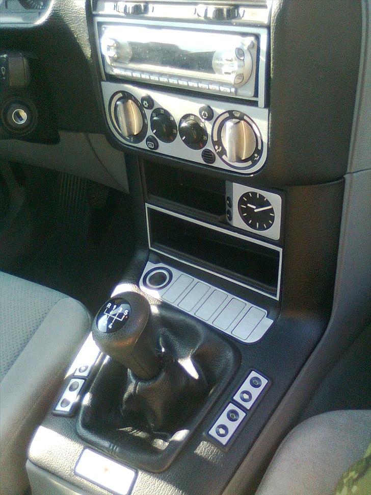 BMW E36 320i SOLGT - "børstet stål" i kabinen billede 18