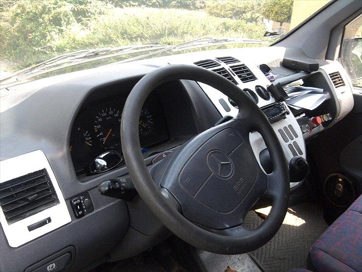 Mercedes Benz Vito - nu med hvid nubuck læder på instrumentbordet  billede 19