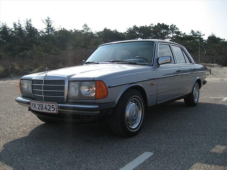 Mercedes Benz W123 230E Aut. Solgt - Nyvasket og sommerklar :o) billede 1