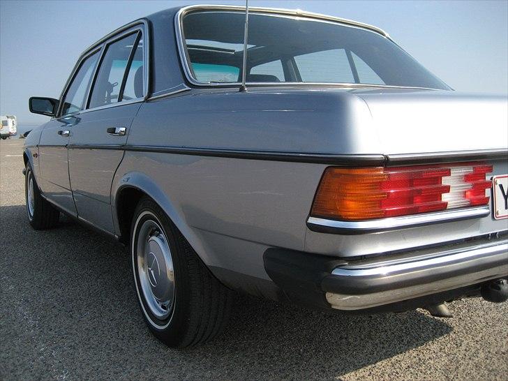 Mercedes Benz W123 230E Aut. Solgt billede 3