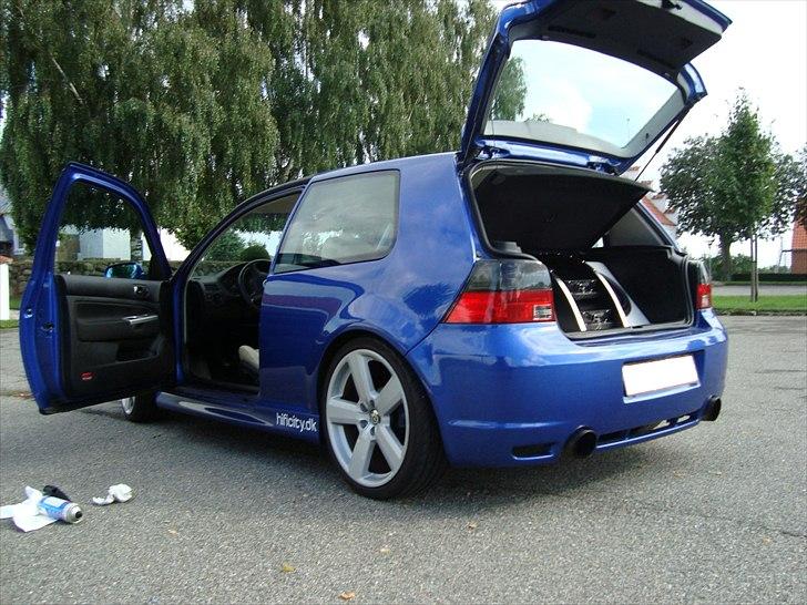 VW Golf IV GTi 1,9 TDi *SOLGT* - Golfen bagfra med åbne døre og bagklap billede 4