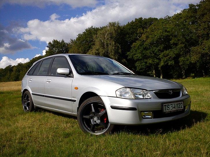 Mazda 323F billede 1