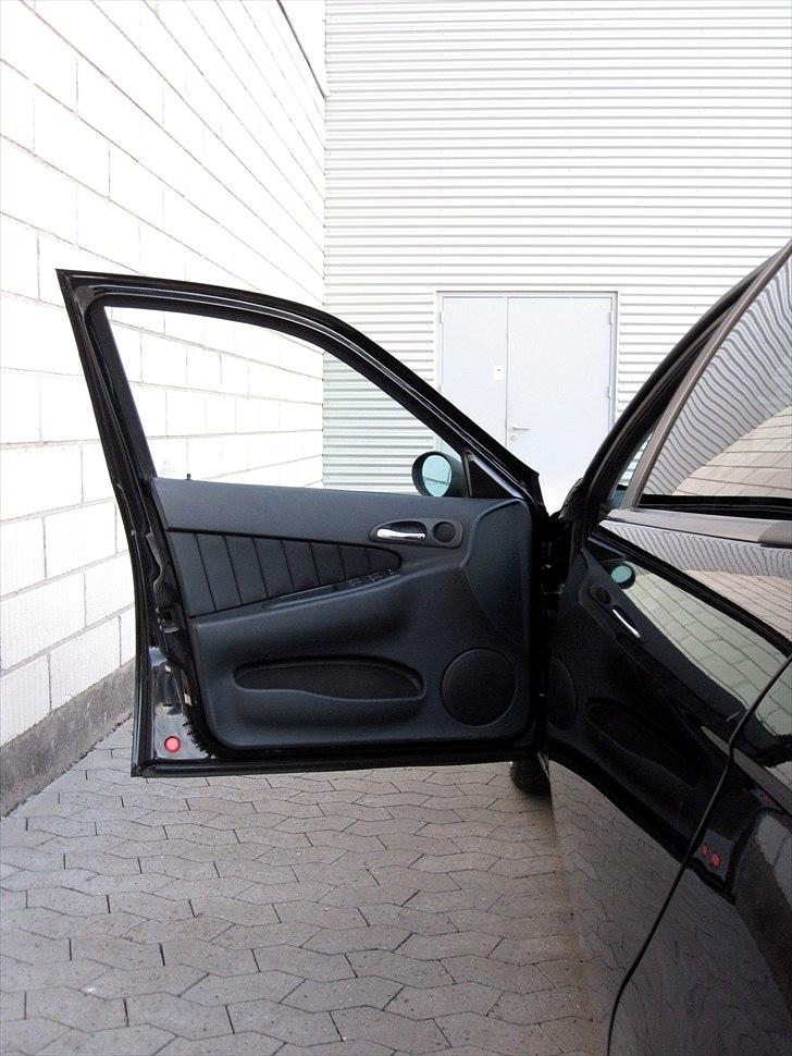 Alfa Romeo 156 (TIL SALG) - Sidedøre med læderbeklædning og indbyggede diskant- og mellemtonehøjtalere billede 14