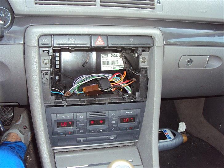 Audi a4 - klima er rykket ned så der kan være plads til 2-din anlæg.  billede 10