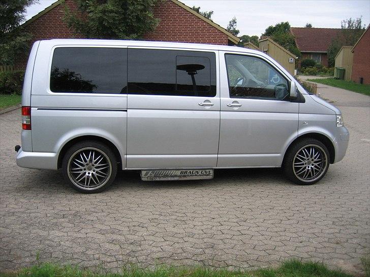 VW Caravelle T5 TDI aut. - Den underliggende lift ses mellem akslerne (det er grunden til at bilen ikke skal sænkes) billede 2