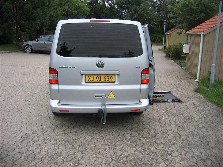 VW Caravelle T5 TDI aut. - Snoren skal hænge ud (ellers kan jeg ikke selv lukke bagklappen) billede 5