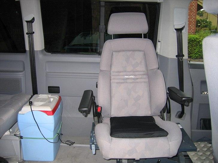 VW Caravelle T5 TDI aut. - Recaro-sædet m specielsyet pude. Sædet kan højdejusteres, dreje 180 grader, og kører frem og tilbage på skinner billede 10