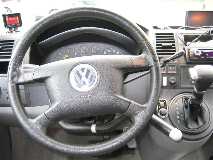 VW Caravelle T5 TDI aut. - Håndbetjent gas og bremse ses til højre for rattet. Knappen til el-håndbremsen ses under ESP-knappen billede 12