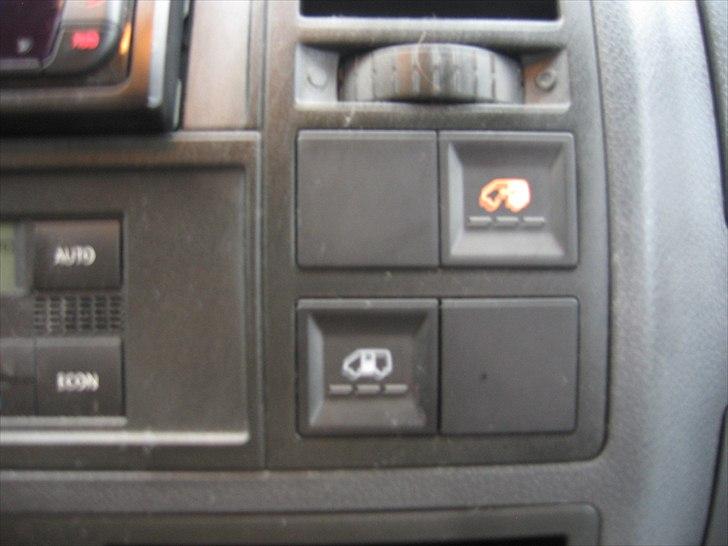 VW Caravelle T5 TDI aut. - Knappen til den elektriske skydedør. Døren kan også fjernbetjenes, og aktiveres med ind- og udvendigt håndtag billede 14