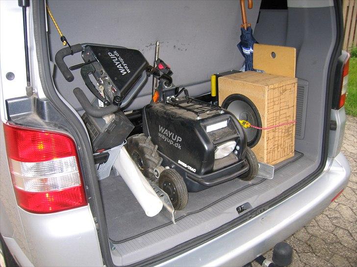 VW Caravelle T5 TDI aut. - Her står den lille Swiss-Trac. Der er ramper til, så jeg selv kan få den ud og ind. Vægt 70 kg billede 16