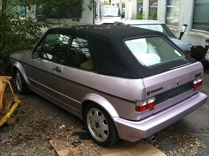 VW Golf Cab (solgt) - Golf´en som den så ud efter at have stået i en baggård et godt stykke tid billede 5