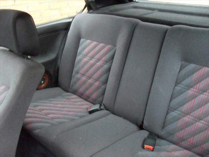 VW Golf 2 GTI - Ser ikke så mørk ud i lyset , men kabinen er helt sort :)  billede 14