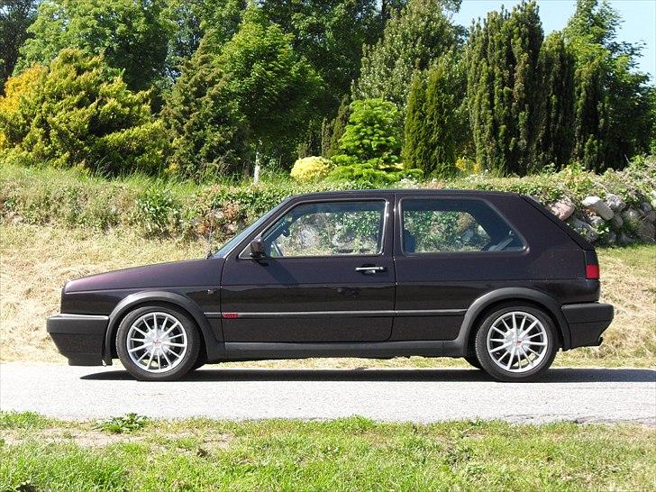 VW Golf 2 GTI - Her kan man rigtigt se lakken. En bette tur til Alstrup Kirke.  billede 16